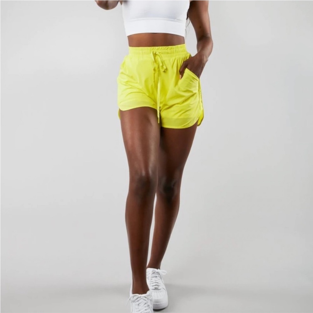 BuffBunny Collection Flo Shorts lined Activewear size Medium Tiki Yellow